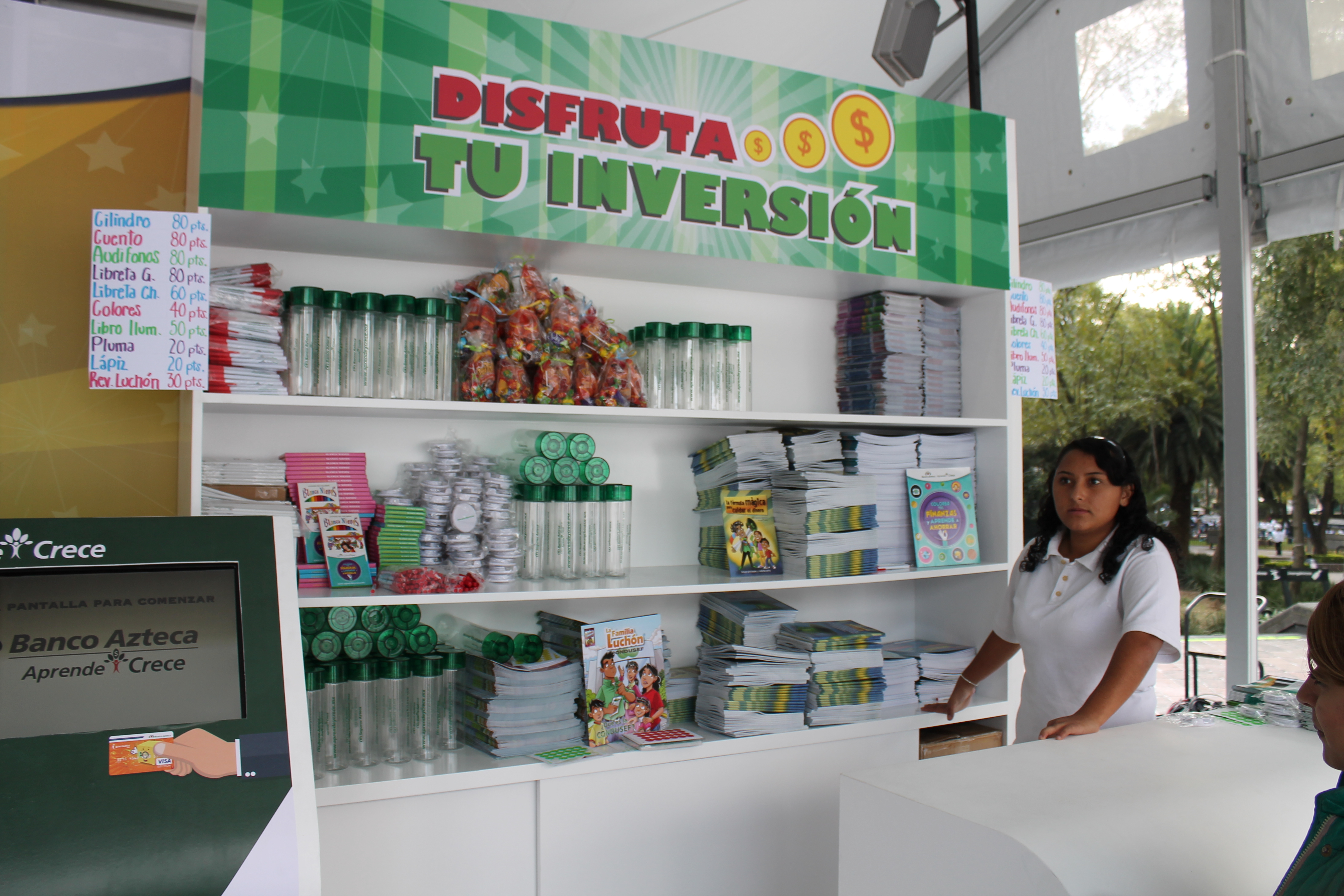 Premios para los asistentes al stand de Banco Azteca